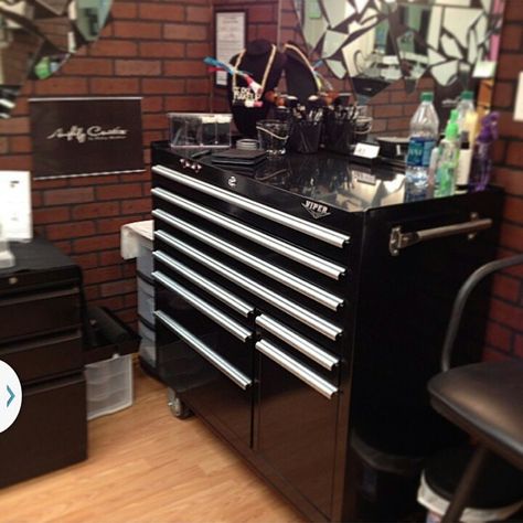 Tool Box Salon Station Ideas, Barber Shop Tool Boxes, Barbershop And Tattoo Studio, Wood Barber Station, Toolbox Barber Station, Toolbox Salon Station, Tattoo Artist Tips, Barber Station, Suite Decor