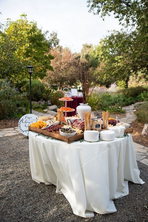 Outdoor Wedding Catering Ideas, Italian Garden Party Wedding, Italian Wedding Buffet, Self Serve Bar Wedding, Appetizer Grazing Table, Garden Wedding Food, Wedding Recovery, Wedding Canapes, Cocktail Hour Food