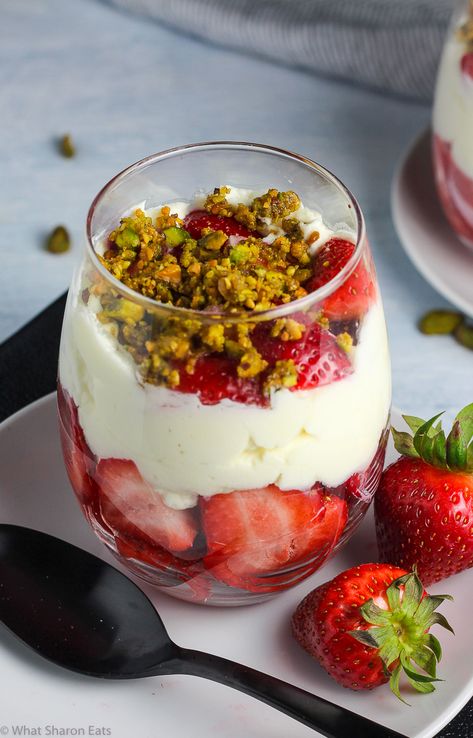 No-Bake Strawberries and Cream with Mascarpone and a Pistachio Crumble Strawberry Mascarpone Dessert, Bake Strawberries, Diy Dessert Bar, Strawberries And Cream Recipe, Baking Strawberry, Pistachio Crumble, Mascarpone Whipped Cream, Mini Sweets, Mascarpone Dessert