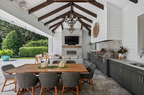 Beach style dream house in Florida flaunts phenomenal outdoor oasis Outdoor Kitchen And Dining, Outdoor Cooking Spaces, Indoor Outdoor Kitchen, Backyard Kitchen, Outdoor Kitchen Patio, Kitchen Designs Layout, Home Additions, Outdoor Kitchen Design, Backyard Patio Designs