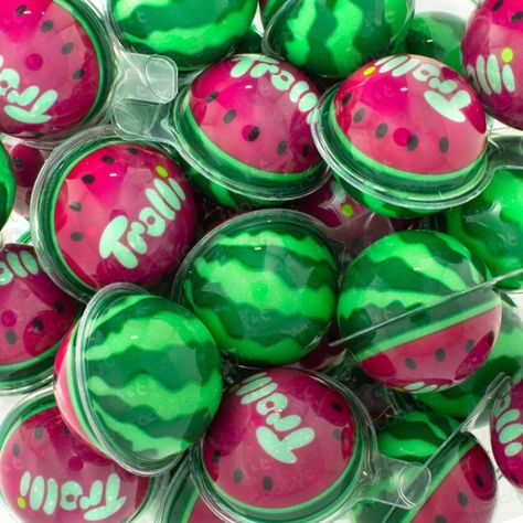 Un bonbon pastèque gélatineux qui vous rafraichira !  Le bonbon watermelon Splash de Trolli est un bonbon en forme de pastèque avec un coeur coulant au goût pastèque et légèrement acidulé !  Comme le célèbre bonbon oeil Glotzer Trolli, la particularité de ce bonbon est qu'il est vendu dans une coque en plastique transparente. Il faudra donc démouler le bonbon avant de le déguster.  Vous ne pouvez qu'aimer cette nouvelle friandise inédite et rafraichissante à la pastèque.  Une confiserie ludique Watermelon Splash, Disney Tsum Tsum, Fluffy Slime, Diy Bracelets Easy, Tsum Tsum, Lily Rose, Long Acrylic Nails, Diy Food, Diy Food Recipes