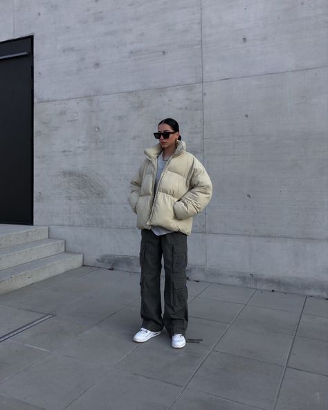 Puffer Cargo Pants, Cargo Pants With Puffer Jacket, Puffer Jacket Cargo Pants, Puffer Jacket With Cargo Pants, Cargo Pants And Puffer Jacket, White Puffer Jacket Outfit Street Styles, Puffer Jacket Outfit Streetwear, Puffer Jacket Outfit White, White Puffer Jacket Outfit Winter