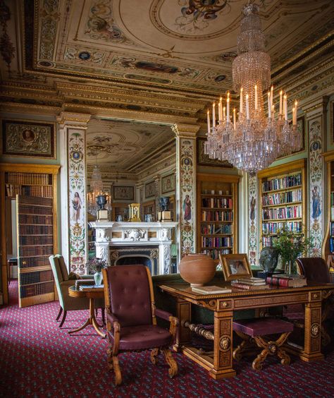 A room in the Chatsworth House shows a mix of 17th century shell and 19th century decoration. English Interior Design, Spencer House, Antique Library, English Houses, English Manor Houses, English Interior, British Interior, Chatsworth House, English Country Decor