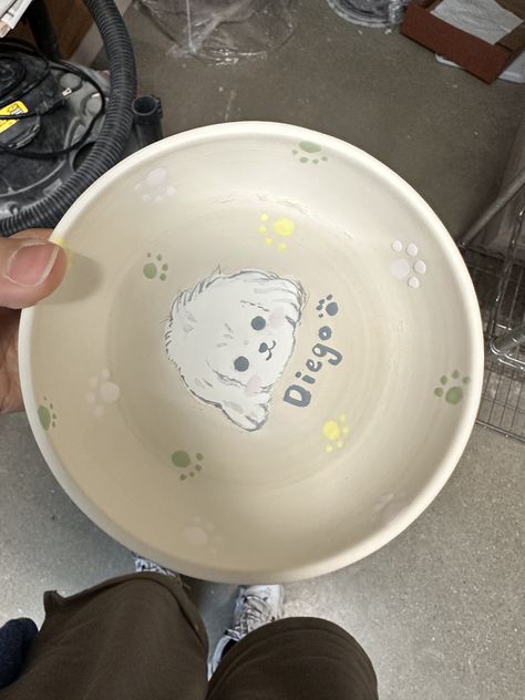 Just finished this custom pet ceramic bowl for Diego! look at that smile he's giving us. What a handsome boy! 😄🐾 #CustomPetBowl #HandmadeCeramic #PetDining #SmilingDiego #HandcraftedGoodness #PetLove" Dog Bowl Design Ideas, Ceramic Painting Dog Bowl, Dog Bowl Pottery Painting, Ceramic Dog Bowl Painting Ideas, Pet Ceramic, Diy Pottery Painting, Ceramic Dog Bowl, That Smile, Dog Feeder