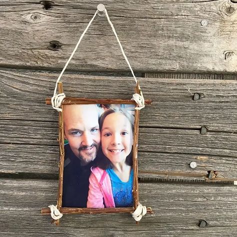 DIY Mini Twig Photo Frame Craft - 100 Directions Wine Cork Frame, Photo Frame Craft, Twig Frame, Picture Frame Ideas, Picture Frame Wreath, Photo Frame Crafts, Making Picture Frames, Outdoor Fans, Mini Photo Frames