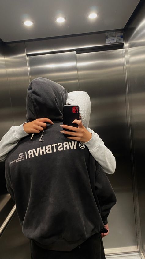 Boyfriends Hoodie Aesthetic, Hoodie Couple Aesthetic, Boyfriend Hoodie Aesthetic, Hoodie Couple Goals, Couples Snap Story, Shopping With Boyfriend, Matching Clothes Couple, Converse Gym Outfit, Hoodies Design Ideas