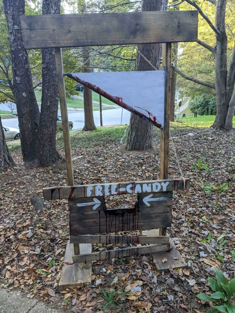 Built This Guillotine From Some Scrap Wood. It's Not Half Bad I Think Diy Halloween Guillotine, Outside Scary Halloween Decorations, Outdoor Light Up Halloween Decorations, Halloween Guillotine Diy, Homemade Halloween Graveyard, Diy Halloween Camper Decorations, Diy Cemetary Decorations Halloween, Halloween Decorations Zombie, Haunted Graveyard Ideas