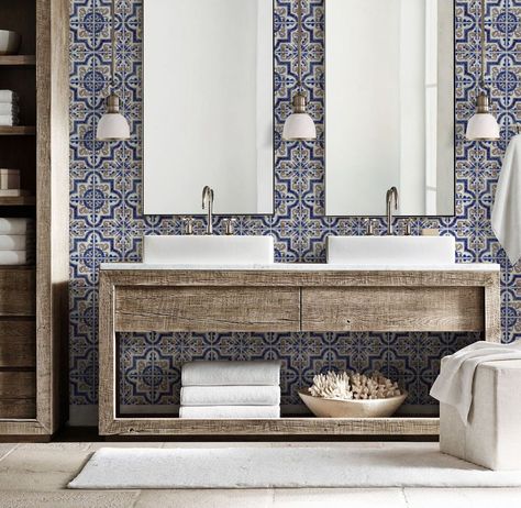 Moroccan Style Wallpaper, Portuguese Tile Bathroom, Portuguese Home Decor, Moroccan Bathrooms, Portuguese Tiles Bathroom, Spanish Bathroom Hacienda Style, Greek Bathroom, Wallpaper Spanish, Spanish Tile Bathroom