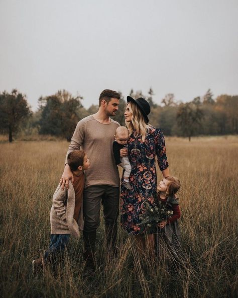 Winter Family Photography, Winter Family Photos, Foto Newborn, Fall Family Portraits, Family Photo Ideas, Family Portrait Poses, Fall Family Photo Outfits, Outdoor Family Photos, Family Picture Poses