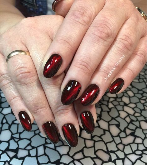 Grunge Nail Inspo Red, Vampire Short Nails, Gel Nails Gradient, Gothic Nail Designs, Nails Maroon, Vampy Nails, Maroon Nail, Black Chrome Nails, Red Chrome Nails