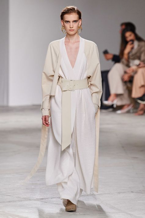 Agnona Spring 2020 Ready-to-Wear collection, runway looks, beauty, models, and reviews. Milan Fashion Week Spring 2020, Vogue Russia, 가을 패션, Fashion Show Collection, Fashion 2020, Vogue Paris, Couture Collection, White Fashion, Fashion Week Spring