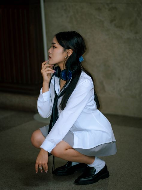 Squat Poses, Squatting Pose, K Pop Makeup, Pose Inspo Instagram, Photography Korean, Aesthetic Portraits, Digital Camera Pictures, Headphone Outfit, Teen Makeup