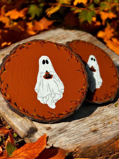 Hand Painted Ghost Coasters  Welcome Autumn into your home with these cozy and cute coasters featuring hand painted ghosts. Perfect for a cold day and a steaming cup, each natural wood coaster is handcrafted with care and measures 3-4 inches. Every coaster top is sealed with water resistant varnish to ensure years of use and has a cork bottom to protect your countertops and tables!  **For a set of 4 coasters with a bundled price of $30 with free shipping, please see my other listing** MATERIALS Autumn Decor Inspiration, Fall Crafts For Adults Diy Projects, Painted Wood Projects, Halloween Coasters Painted, Hand Painted Wood Coasters, Fall Coasters Diy, Round Wood Slices Ideas, Cute Fall Crafts Diy, Coaster Ideas Painted