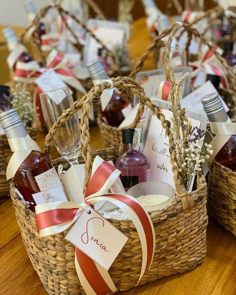 Box Hampers Idea, Christmas Gift Hampers Ideas, Diwali Hampers Baskets, Christmas Hampers Packaging Ideas, Hampers Natal Idea, Ide Hampers Natal, Box Hampers Natal, Xmas Hamper Ideas, Bespoke Gifting