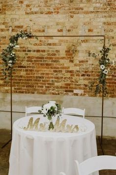 Sweetheart table idea - simple sweetheart table with copper and greenery arch {Wedding Expectations} www.mccormick-weddings.com Simple Bride Groom Table, Rustic Sweetheart Table Backdrop, Bride Groom Table Simple, Sweetheart Table With Bridal Bouquet, Simple Sweetheart Table Wedding, Sweet Heart Table Back Drop, Sweetheart Table Simple, Sweetheart Table Wedding Simple, Greenery Arch Wedding