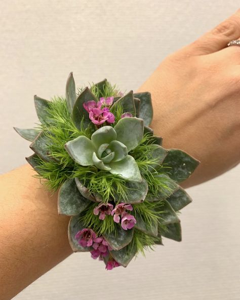 Simple Corsage Homecoming, Unique Prom Corsage Ideas Fresh Flowers, Unique Corsage Ideas, Mother Of The Bride Flowers Corsage, Whimsical Corsage, Diy Succulent Corsage, Corsage For Green Dress, Green Corsage And Boutonniere, Diy Corsage And Boutonniere