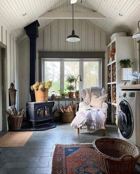 CountryHomeMagazine (@countryhomemagazine) • Instagram photos and videos Cottage Homes, House Inspo, House Inspiration, My Dream Home, Scandinavian Style, Cozy House, Laundry Room, Habitat, Washer