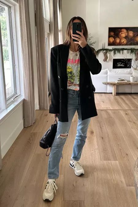 Blazer Graphic Tshirt Jeans Women, Tshirt And Blazer Outfit Graphic Tees, Graphic Tee And Blazer Outfits Casual, T Shirt Blazer Outfit, Blazer With Tshirt Women, Blazer Sweatshirt Outfit, Tshirt With Blazer Outfit, Blazer And Sweatshirt Outfit, Sneakers And Blazer Outfits Women