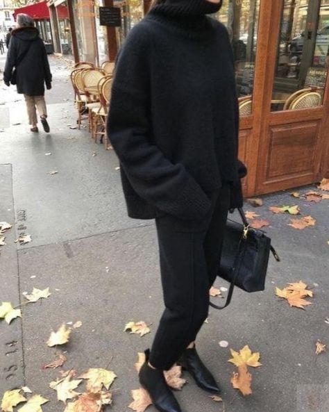 All Black Outfit, Black Sweater, Fashion Mode, Mode Inspiration, Look Chic, Black Outfit, Parisian Style, Minimalist Fashion, Autumn Winter Fashion