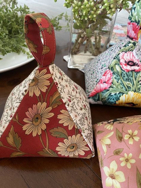 Doorstop Pattern Free, Door Stopper Diy, Diy Doorstop, Bean Bag Pattern, Doorstop Pattern, Fabric Door Stop, Ornaments Homemade, Sewing To Sell, Fabric Christmas Ornaments Diy