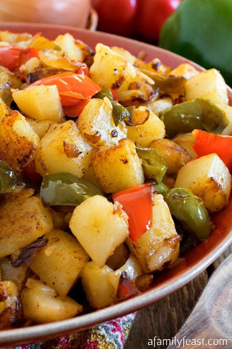 Potatoes Obrien, Potatoes O Brien, Green Pepper Recipes, Salad Pasta, Potato Sides, Breakfast Potatoes, Dinner Side Dishes, Family Feast, Potato Side Dishes