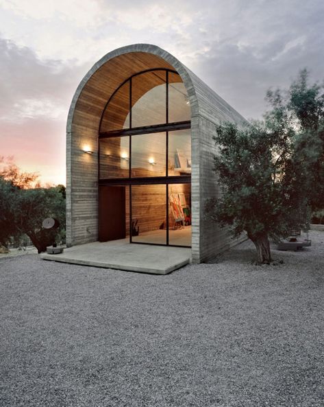 Mod Farmhouse with a Cool Curved Roof Art Warehouse, Quonset Hut Homes, Architecture Cool, Quonset Hut, Concrete Art, Design Exterior, Design Hotel, Amazing Architecture, Interior Architecture Design