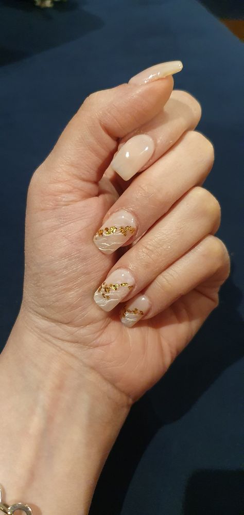 Gold And Cream Nails, Beige Marble Nails, Cream And Gold Nails, Marble Nails Gold Flakes, White Marble Nails With Gold Flakes, Cream And Gold Marble Nails, Marble And Gold, Gold Nails, Nude Nails