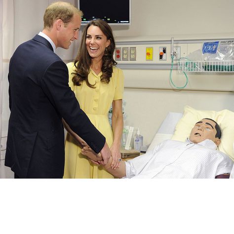 Prince William had Kate laughing as he held on to a medical test mannequin at the University of Calgary's Ward of the 21st Century in Canada Will And Kate, University Of Calgary, Prince William And Catherine, Catherine Middleton, William Kate, Princesa Diana, William And Kate, Prince William And Kate, Duchess Kate