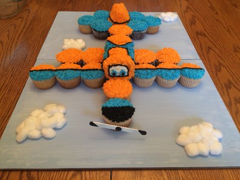 Disney Planes "dusty" cupcake cake I made for a special 1 year old! Plane Cupcakes, Disney Planes Cake, Flower Cupcake Cake, Airplane Cupcakes, Dusty Crophopper, Planes Birthday Party, Airplane Cake, Pull Apart Cupcake Cake, Planes Birthday