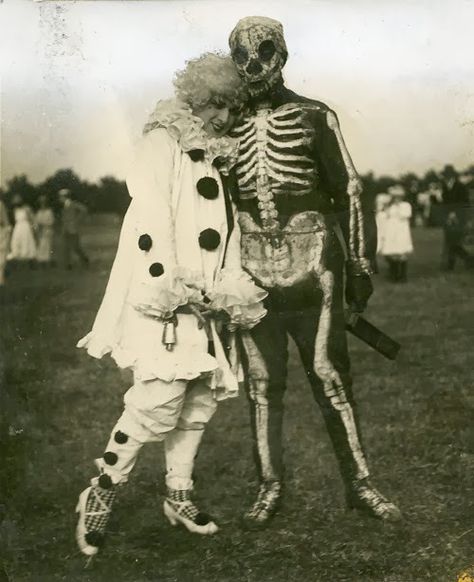 Vintage Bizarre, Vintage Halloween Costumes, Vintage Halloween Photos, Pierrot Clown, Photo Halloween, Creepy Vintage, Creepy Photos, Vintage Halloween Costume, Vintage Clown