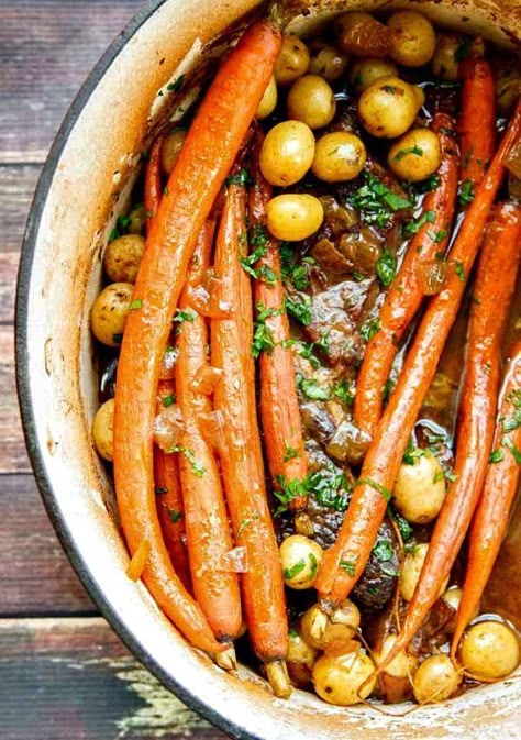 13 Delicious Recipes You Can Make In A Dutch Oven | The Huffington Post Chuck Roast Recipe, Chuck Roast Recipes, French Recipes, Salad Pasta, Dutch Oven Recipes, Roast Recipe, Pot Roast Recipes, Chuck Roast, Think Food