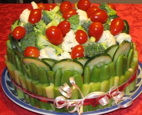 Healthy no bake fresh fruit and veggie birthday cake examples Veggie Birthday Cake, Fresh Fruit Birthday Cake Ideas, Vegetable Cake Design, Fresh Fruit Cake Decoration Ideas, Vegetable Birthday Cake, Veggie Cake, Vegetable Cakes, Veggie Display, Veggie Cakes