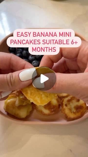 Blw Pancakes Banana, Banana Mini Pancakes, Weaning Toddler, Toddler Meal Recipes, Banana Dip, Baby Pancakes, Fried Bananas, Weaning Recipes, Mini Pancakes