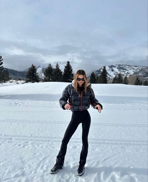 Perfect Moment Ski, Ski Outfit, Perfect Moment, Blouse Outfit, Fashion Fits, Jeans Jumpsuit, Romper Pants, Ski Jacket, Cardigan Coat