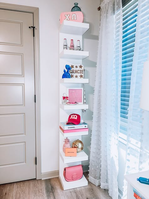 Preppy Shelf Ideas, Corner Shelf Decor, Preppy Bathroom, Dorm Shelves, Ideas Habitaciones, Shelf Decor Bedroom, Hangout Room, College Apartments, Summer Board