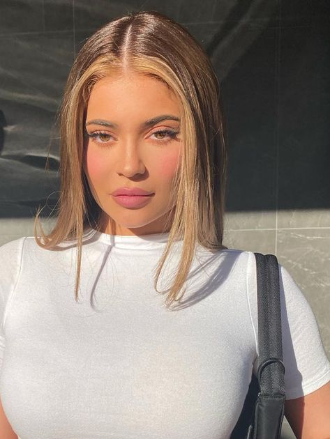 Kylie Jenner With Blonde Hair, Kylie Jenner Carmel Hair, Rogue Hair, Kylie Jenner Hair Color, Kylie Jenner Blonde, Jenner Hair, Kylie Jenner Hair, Rambut Brunette, Aesthetic Hairstyles