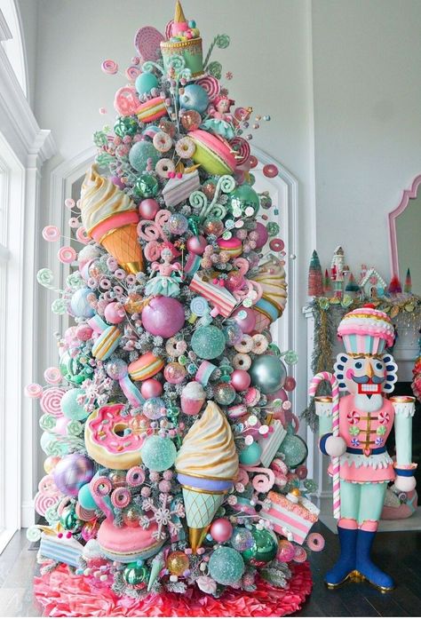 Pastel Christmas Decor, Candy Christmas Tree, Candy Land Christmas Decorations Diy, Candy Land Christmas Decorations, Creative Christmas Trees, Wreaths Ideas, Candy Land Christmas Tree, Unique Christmas Trees, Christmas Tree Inspiration