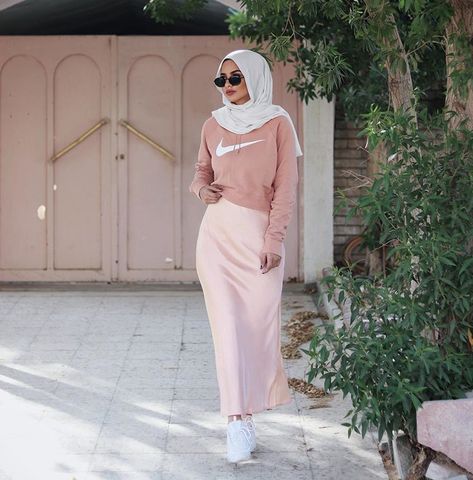 Pink full outfit satin skirt nike top white hijab Soha modest fashion Pinterest @Khairahscorner Israelite Fashion, Hijabi Inspiration, Arab Dresses, Street Hijab, Stile Hijab, Street Hijab Fashion, Modern Hijab Fashion, Hijab Trends, Hijabi Fashion Casual