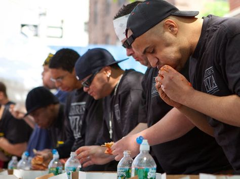 Watching an eating competition is just one of 25 totally free dates you should go on. Free Dates, Free Date Ideas, Date Ideas, Mindful Living, Make Time, Parenting Tips, Beauty Trends, Hottest Trends, Parenting Hacks