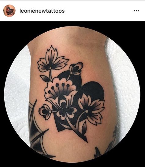 Traditional Flower Tattoo Black And White, Traditional Tattoo Inspiration, Tattoo Traditional, Up Tattoos, Time Tattoos, Dope Tattoos, Skin Art, Piercing Tattoo, Pretty Tattoos