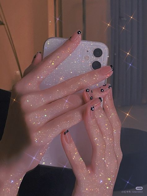 Cartoon Dp, Cartoons Dp, All Apple Products, Glitter Photography, Girl Iphone Wallpaper, Bff Hands Aesthetic, Scary Wallpaper, Cute Couple Dp, Gift Wrapping Inspiration