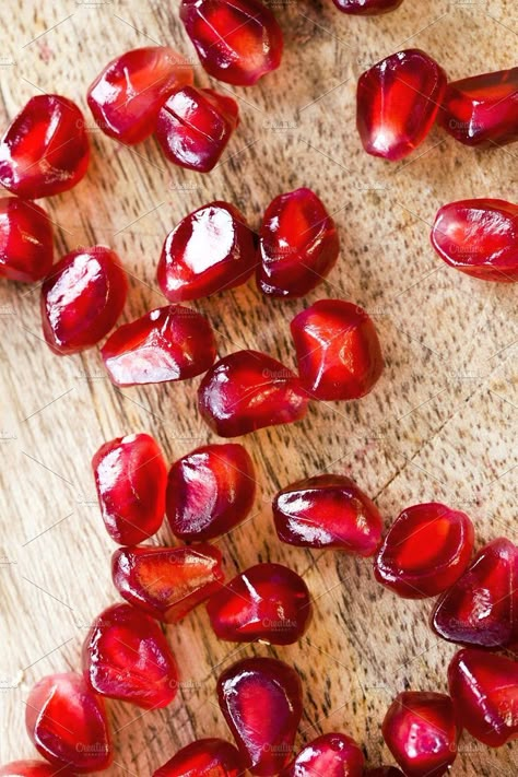 Pomagranet Seeds, Pomegranate Photo, Pomegranate Pictures, Healthiest Fruits, Pomegranate Pattern, Foto Macro, Pomegranate Art, Fruit Peel, Fruit Photography