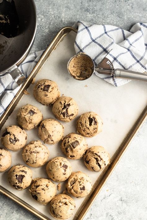 My Favorite Chocolate Chip Cookies. This is my favorite chocolate chip cookies recipe. Chewy centers with just the right amount of crispy edges, and all of it with puddles of dark chocolate throughout. Definitely a perfect version of a classic dessert. Food Photography Dessert, Baking Photography, Food Flatlay, Dessert Photography, Food Photography Props, Chocolate Chip Cookie Bars, Food Photography Inspiration, Food Photography Tips, Food Photography Styling