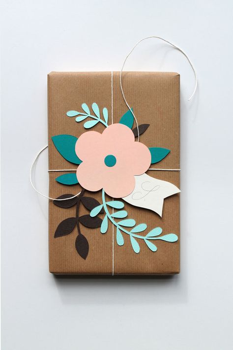 Cute gift wrap tutorials...Via Eatwell101 Hadiah Diy, Creative Wrapping, Gift Wrapping Inspiration, Floral Wrapping Paper, Creative Gift Wrapping, Diy Gift Wrapping, Pretty Packaging, Wrapping Ideas, Brown Paper