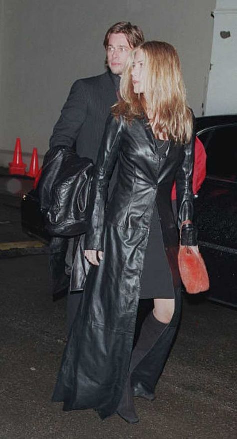 Outfits In The 90s, Jennifer Aniston Outfits, Trent Coat, Leather Coat Outfit, Trench Coat Outfit, All Black Fashion, Black Leather Coat, Long Black Coat, Long Leather Coat