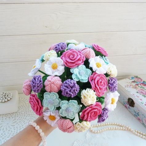 Crochet Bouquet Pattern, Crochet Wedding Flowers, Wedding Crochet Patterns, Bouquet Crochet, Crochet Bobble, Butterfly Tutorial, Crochet Flowers Easy, Crochet Bouquet, Crochet Wedding