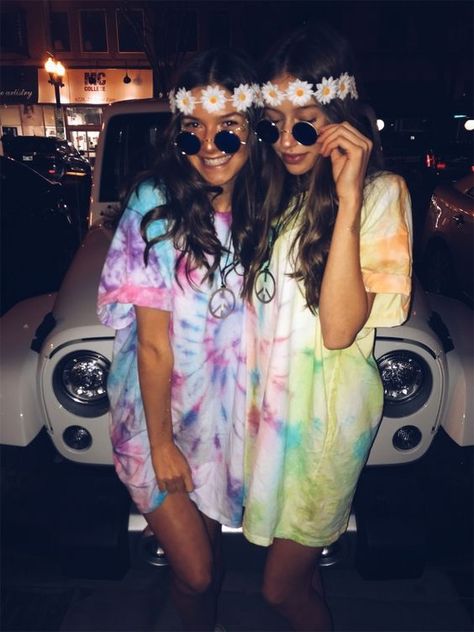 40 Easy Last Minute Costume Ideas for College Students- Simply Allison Hippies Costumes, Halloween Costume Teenage Girl, Bff Costumes, List Of Halloween Costumes, Diy Group Halloween Costumes, Meme Costume, Cute Group Halloween Costumes, Friend Costumes, Bff Halloween Costumes