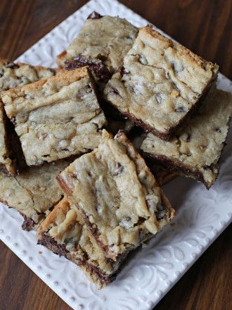 Chocolate Nut Chewies Chocolate Nut Bars, Dessert List, Pineapple Cookies, Love Bakes Good Cakes, Fluffy Frosting, Good Cakes, Fair Foods, Dessert Bar Recipe, Chocolate Chip Cookie Bars