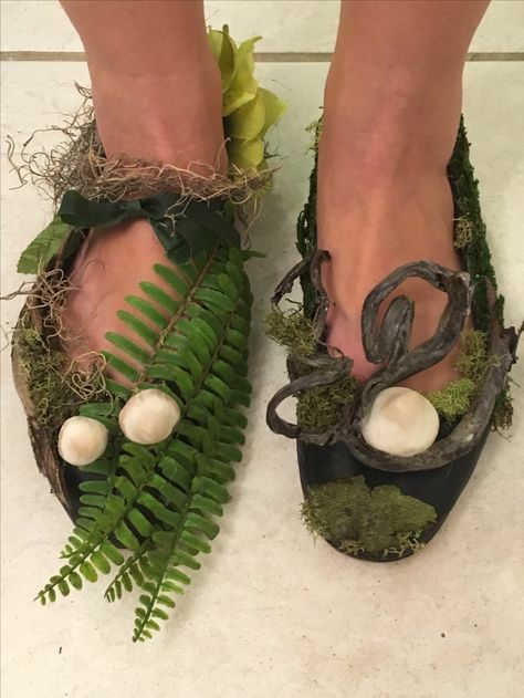 Mother Nature Costume, Gnome Costume, Ren Faire Outfits, Diy Nature, Woodland Elf, Elf Cosplay, Fairy Shoes, Elf Shoes, Witch Costumes