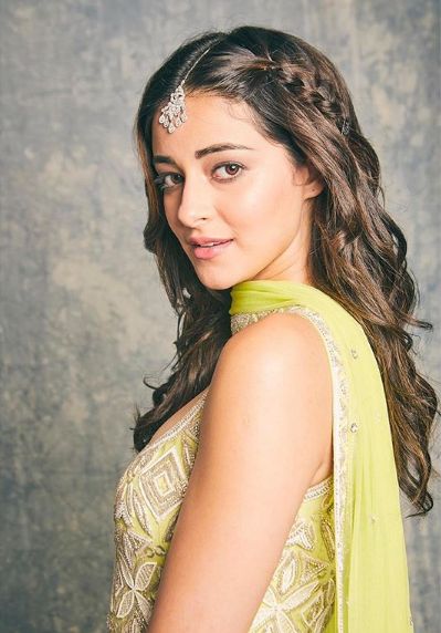 Hairstyles With Sharara Suit, Hairstyle With Suit, Lehenga Hairstyles, Ananya Pandey, Kurta Sharara, Actress Hairstyles, Front Hair Styles, Modern Hairstyles, Wedding Hairstyles For Long Hair